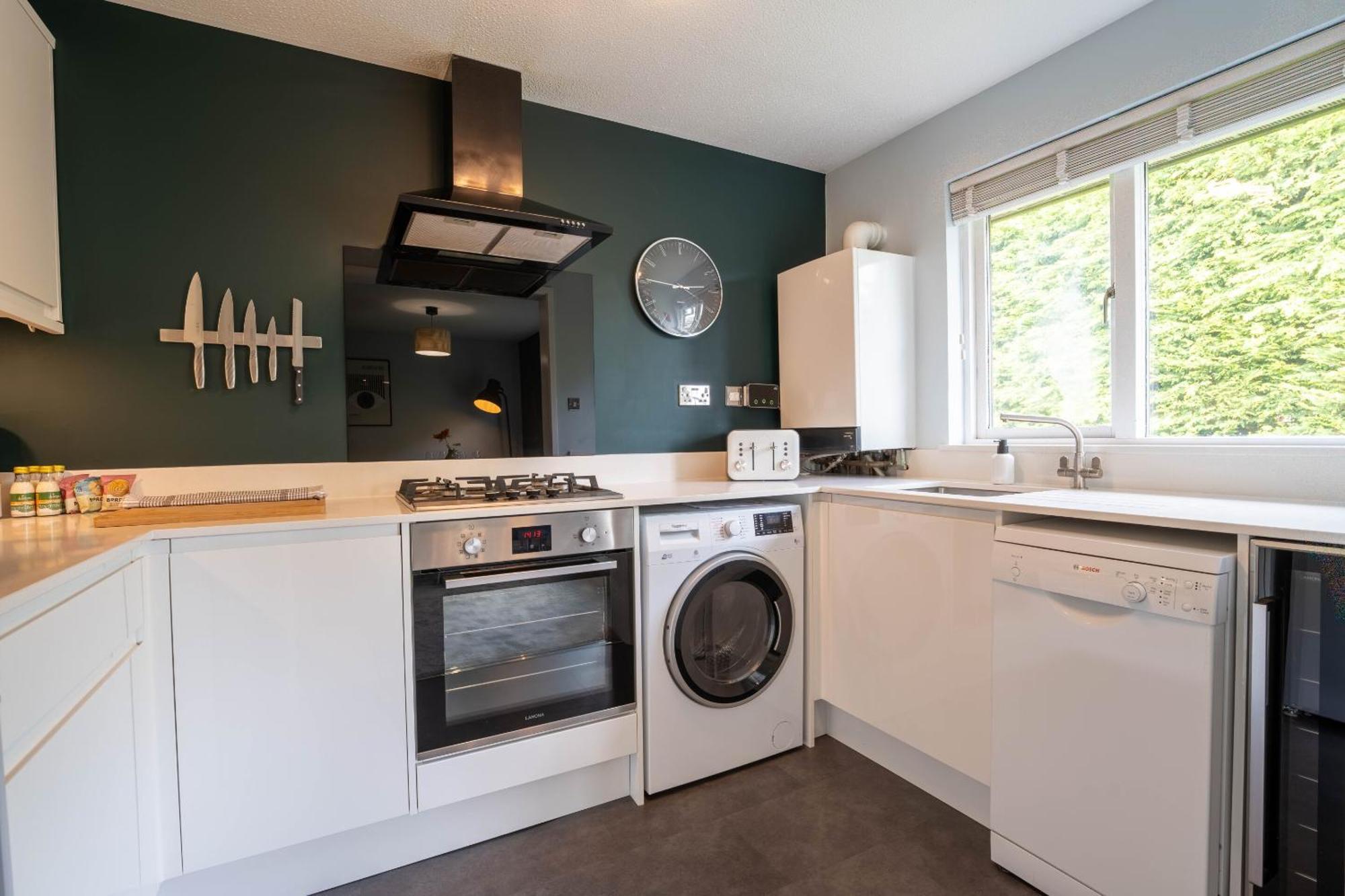 Park View- 2 Bed Apartment Close To East Surrey Hospital Salfords Zewnętrze zdjęcie